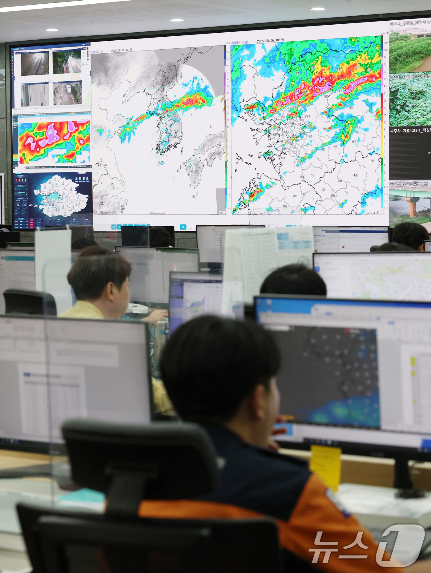 (수원=뉴스1) 김영운 기자 = 경기도 전 지역에 많은 비가 내릴 것으로 예상됨에 따라 경기도가 6일 새벽 3시부터 비상 1단계 발령하는 등 사전대응에 나선 가운데 사진은 이날 오 …