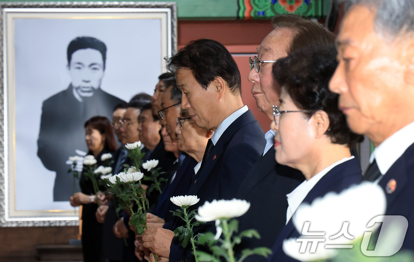 (서울=뉴스1) 박정호 기자 = 권오을 국가보훈부 장관이 6일 오전 서울 용산구 효창공원 내 애국선열 7명의 영정을 모신 의열사에서 광복 80주년을 맞아 17개 보훈단체장과 함께 …