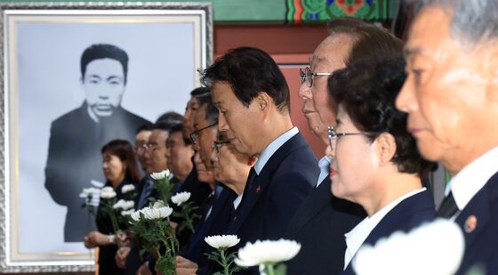국화 든 권오을 장관
