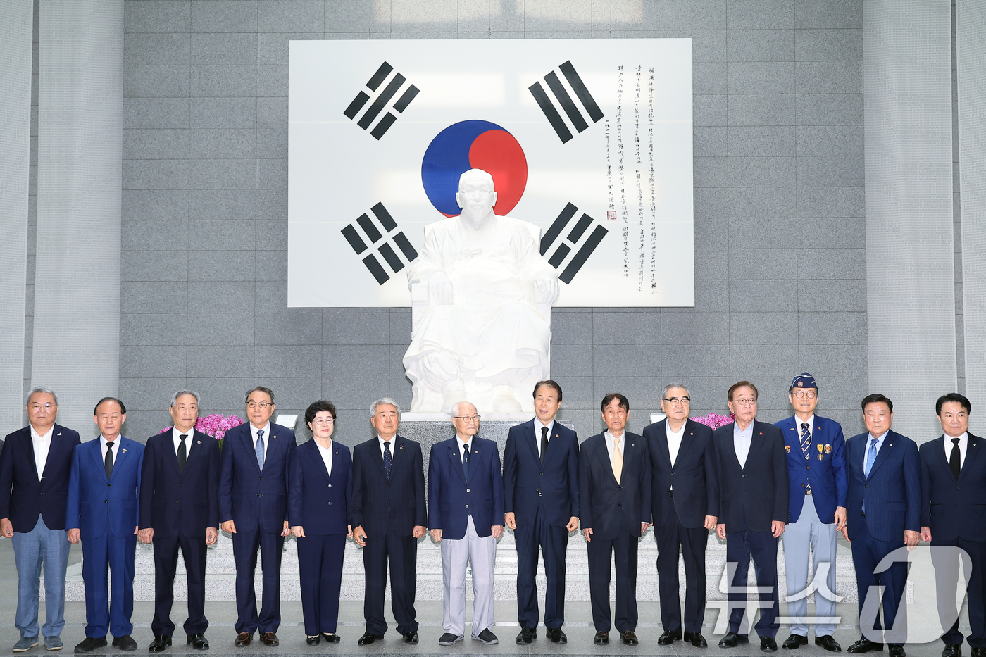 (서울=뉴스1) 박정호 기자 = 권오을 국가보훈부 장관이 6일 오전 서울 용산구 백범김구기념관에서 광복 80주년을 맞아 17개 보훈단체장과 함께 간담회에 앞서 기념 촬영을 하고 있 …