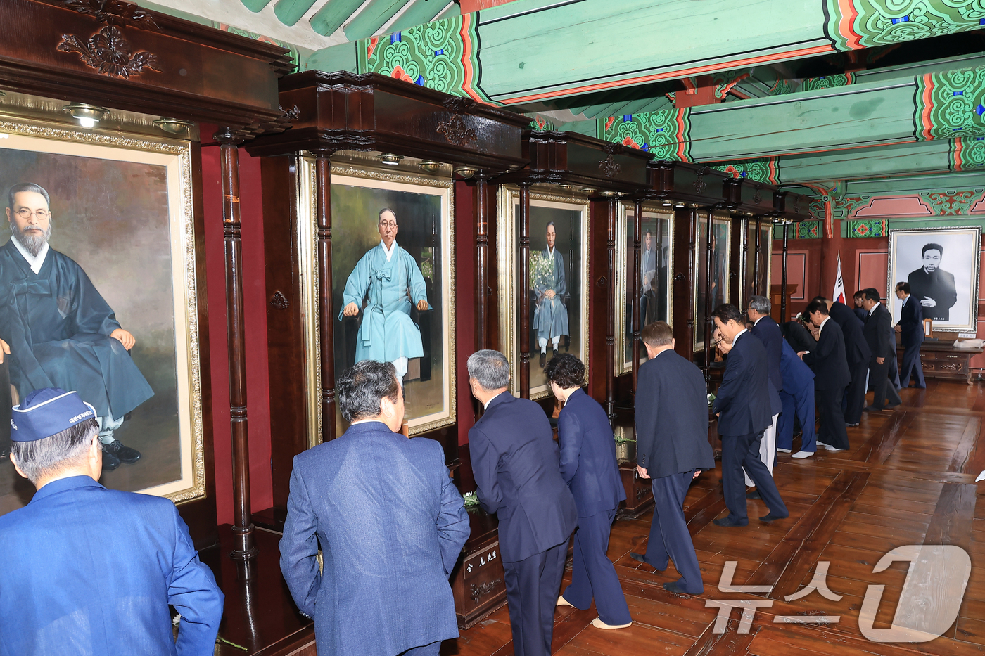 (서울=뉴스1) 박정호 기자 = 권오을 국가보훈부 장관이 6일 오전 서울 용산구 효창공원 내 애국선열 7명의 영정을 모신 의열사에서 광복 80주년을 맞아 17개 보훈단체장과 함께 …