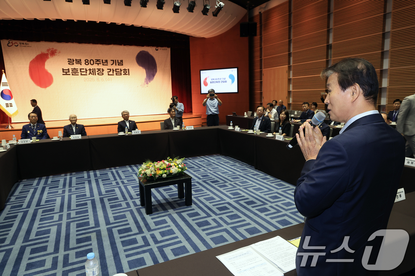 (서울=뉴스1) 박정호 기자 = 권오을 국가보훈부 장관이 6일 오전 서울 용산구 백범김구기념관에서 광복 80주년을 맞아 17개 보훈단체장과 가진 합동간담회에서 모두 발언을 하고 있 …