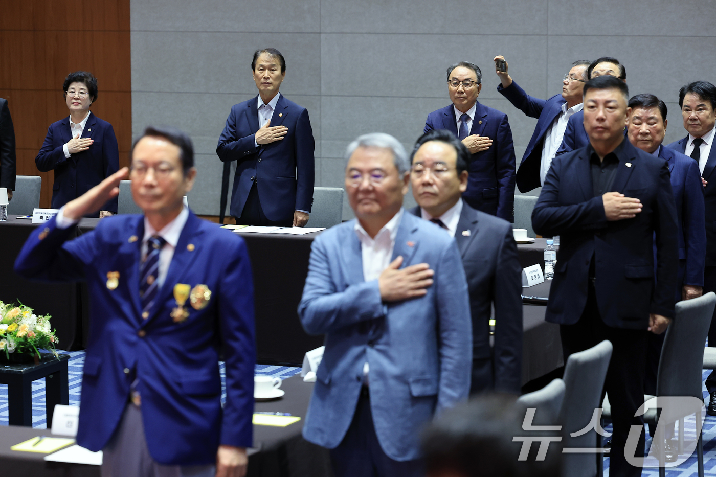 (서울=뉴스1) 박정호 기자 = 권오을 국가보훈부 장관과 17개 보훈단체장 등이 6일 오전 서울 용산구 백범김구기념관에서 열린 광복 80주년 기념 합동간담회에서 국민의례를 하고 있 …