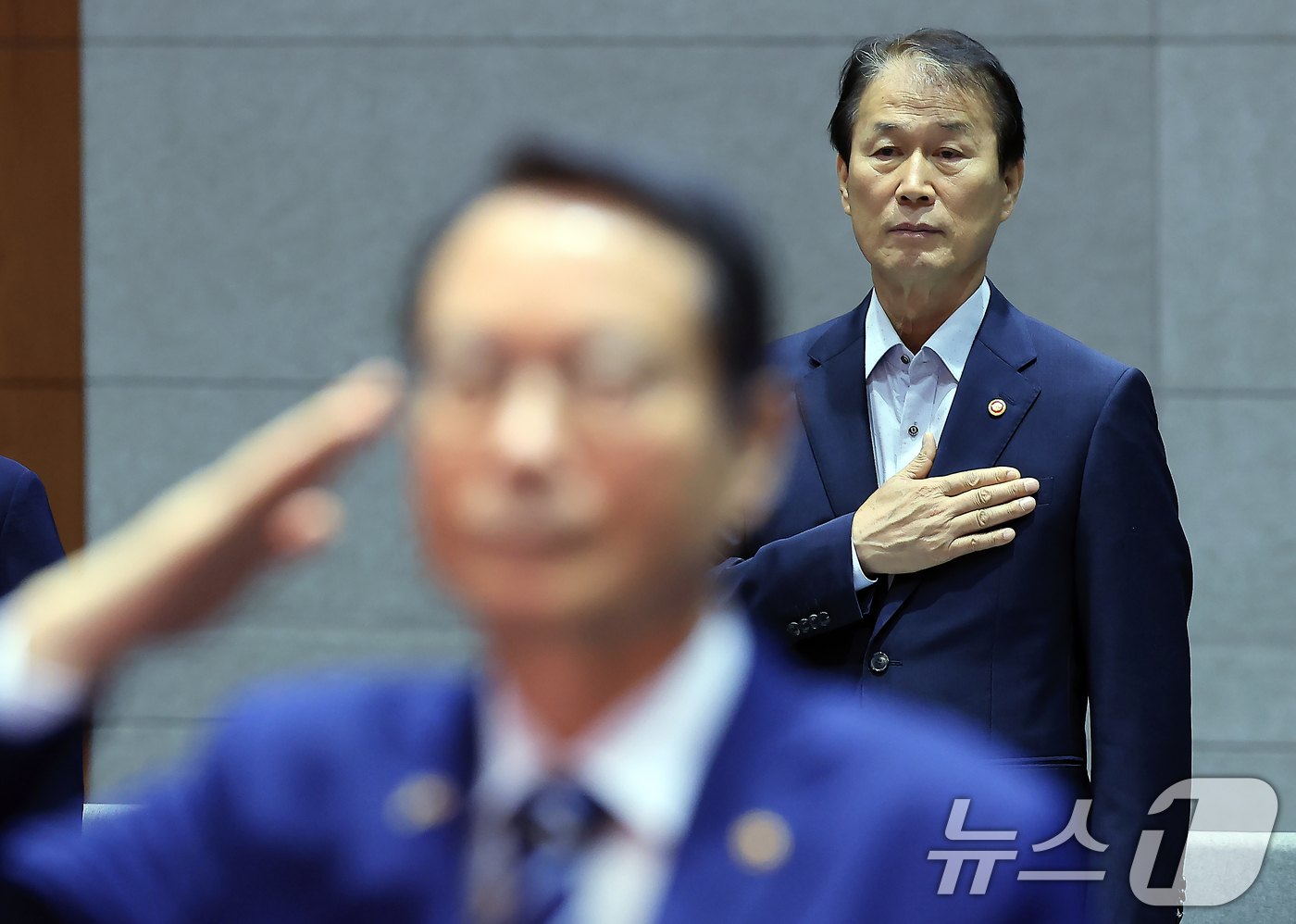 (서울=뉴스1) 박정호 기자 = 권오을 국가보훈부 장관과 17개 보훈단체장 등이 6일 오전 서울 용산구 백범김구기념관에서 열린 광복 80주년 기념 합동간담회에서 국민의례를 하고 있 …