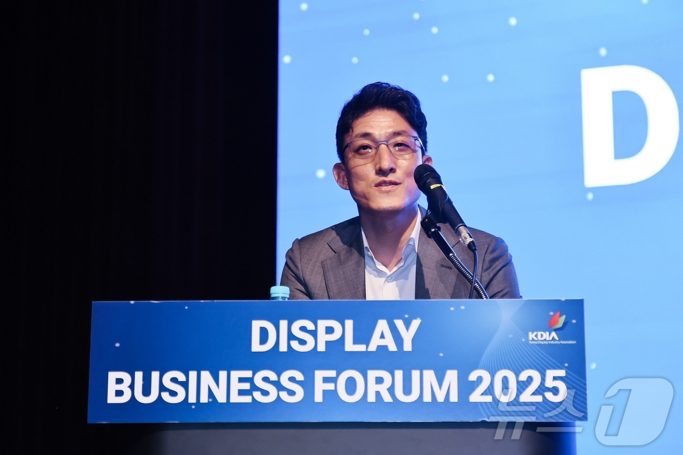 (서울뉴스1) 최동현 기자 = 황상근 LG디스플레이 상무가 6일 서울 코엑스에서 열린 2025 디스플레이 비즈니스 포럼에서 기조 연설을 하고 있다. (LG디스플레이 제공,재판매 및 …