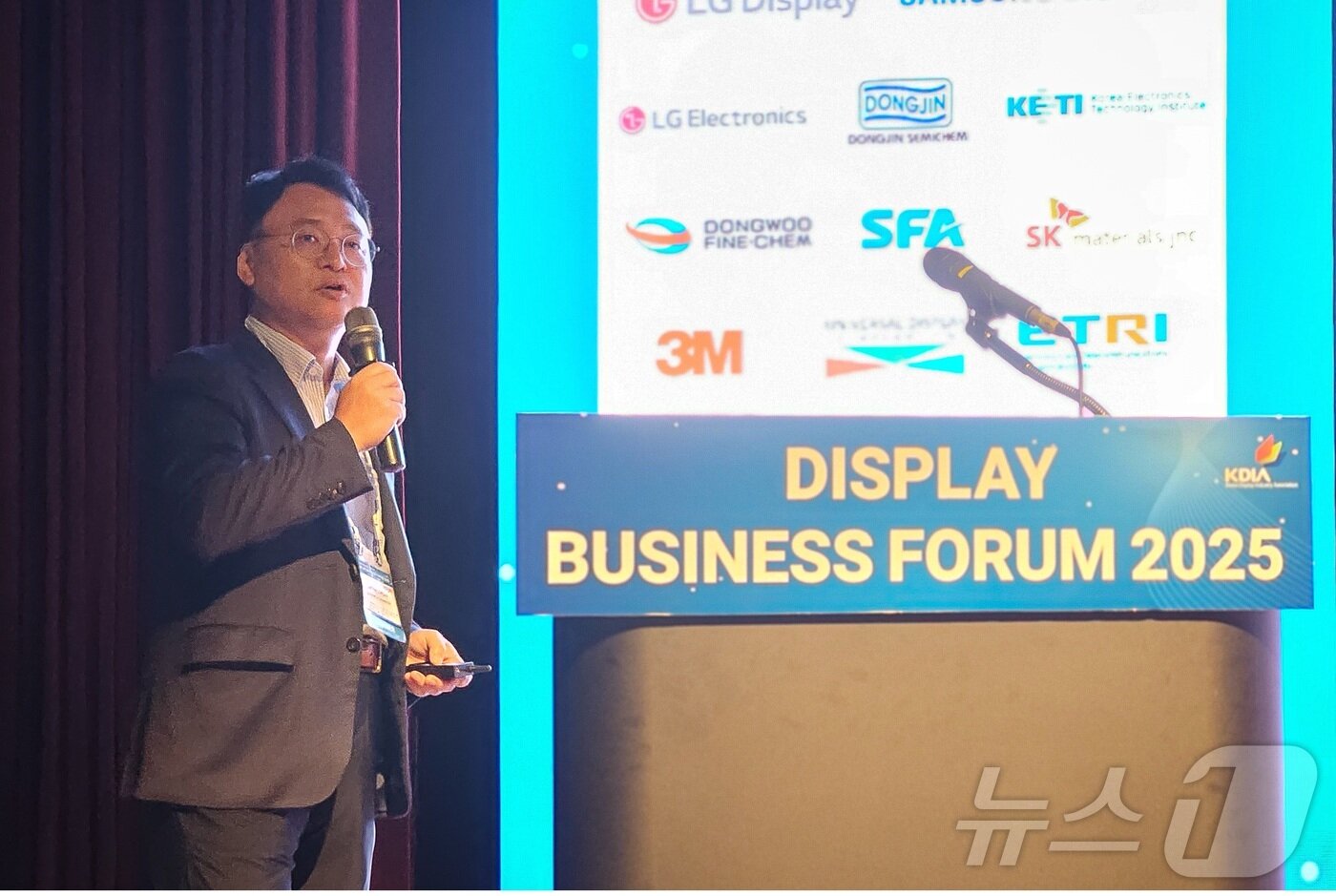 본문 이미지 - 조성찬 삼성디스플레이 부사장이 6일 서울 코엑스에서 열린 2025 디스플레이 비즈니스 포럼에서 기조 연설을 하고 있다.(삼성디스플레이 제공) ⓒ News1 최동현 기자