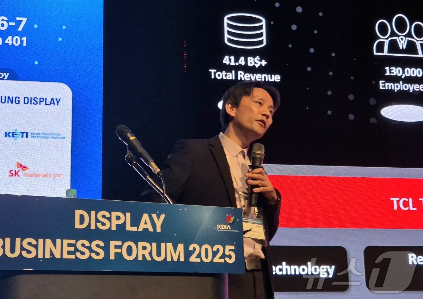 본문 이미지 - 주밍종(Ming-Jong Jou) TCL CSOT 기술 총괄이 6일 서울 코엑스에서 열린 2025 디스플레이 비즈니스 포럼에서 기조 연설을 하고 있다. 2025.8.6 ⓒ News1 최동현 기자