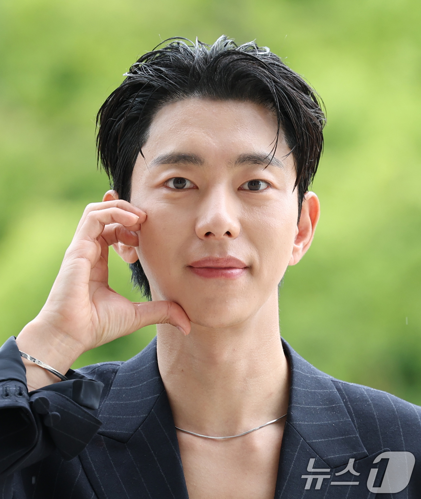 (서울=뉴스1) 권현진 기자 = 배우 윤현민이 드라마 ‘화려한 날들’ 홍보를 위해 6일 오전 서울 영등포구 KBS 본관에 도착해 라디오 '이은지의 가요광장' 출연에 앞서 포즈를 취 …