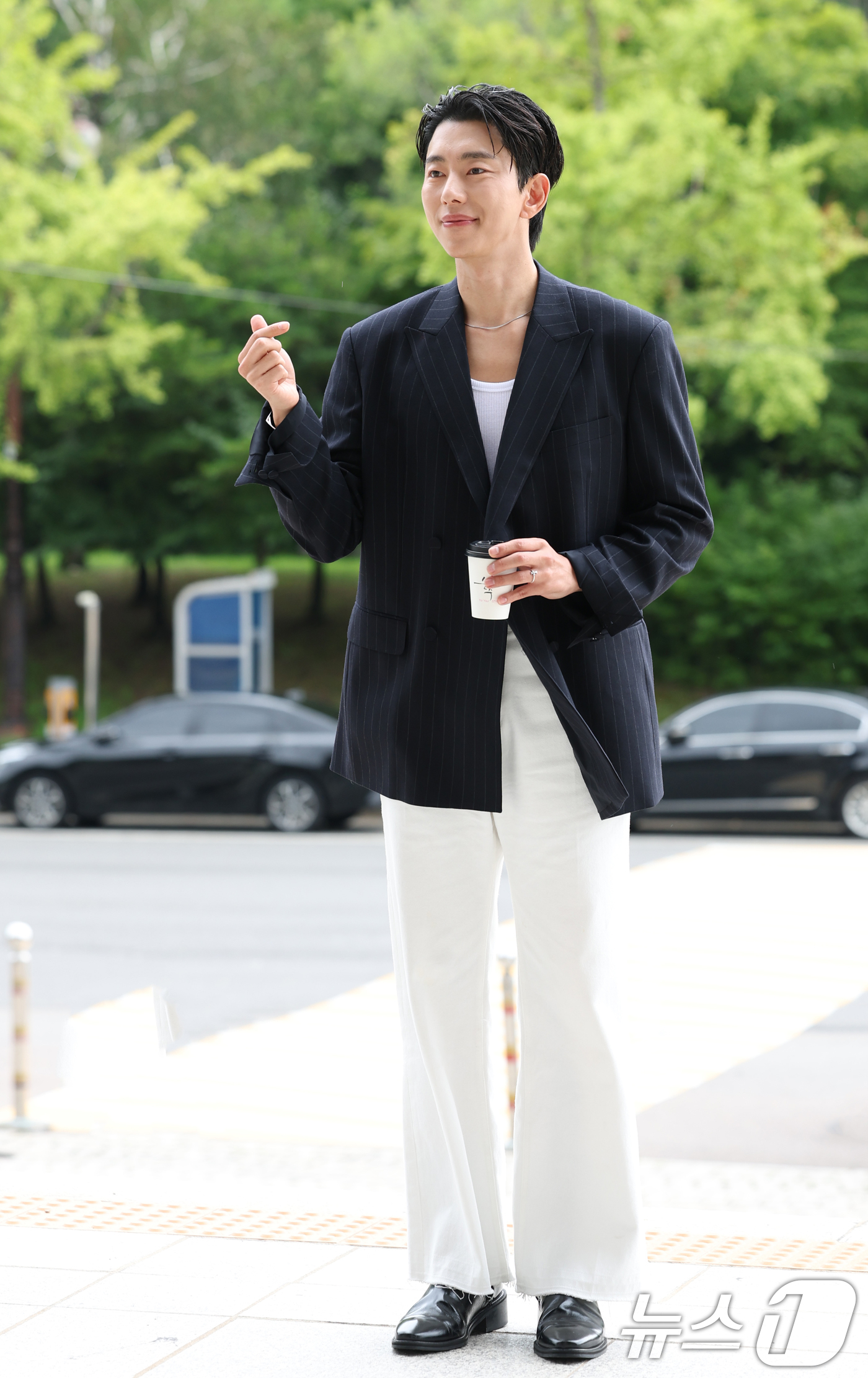 (서울=뉴스1) 권현진 기자 = 배우 윤현민이 드라마 ‘화려한 날들’ 홍보를 위해 6일 오전 서울 영등포구 KBS 본관에 도착해 라디오 '이은지의 가요광장' 출연에 앞서 포즈를 취 …