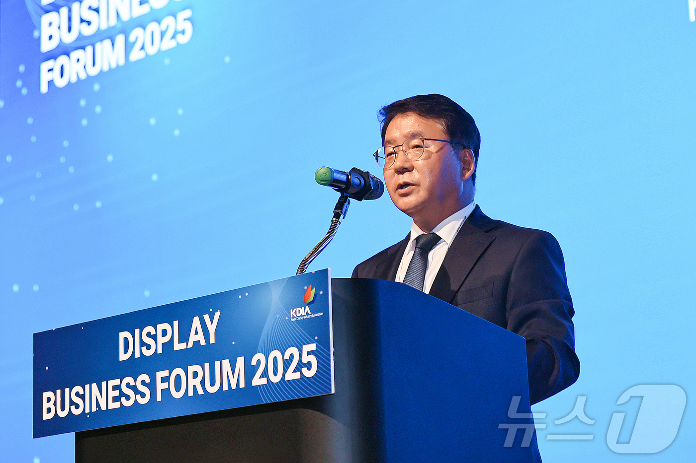 (서울뉴스1) 최동현 기자 = 이승우 한국디스플레이산업협회 부회장이 6일 서울 코엑스에서 열린 2025 디스플레이 비즈니스 포럼에서 개회사를 하고 있다.(한국디스플레이산업협회 제공 …