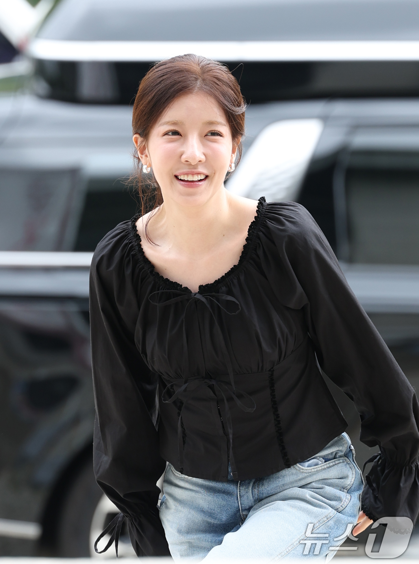 (서울=뉴스1) 권현진 기자 = 배우 정인선이 라디오 '이은지의 가요광장' 출연을 위해 6일 오전 서울 영등포구 KBS 본관으로 들어서고 있다. 2025.8.6/뉴스1