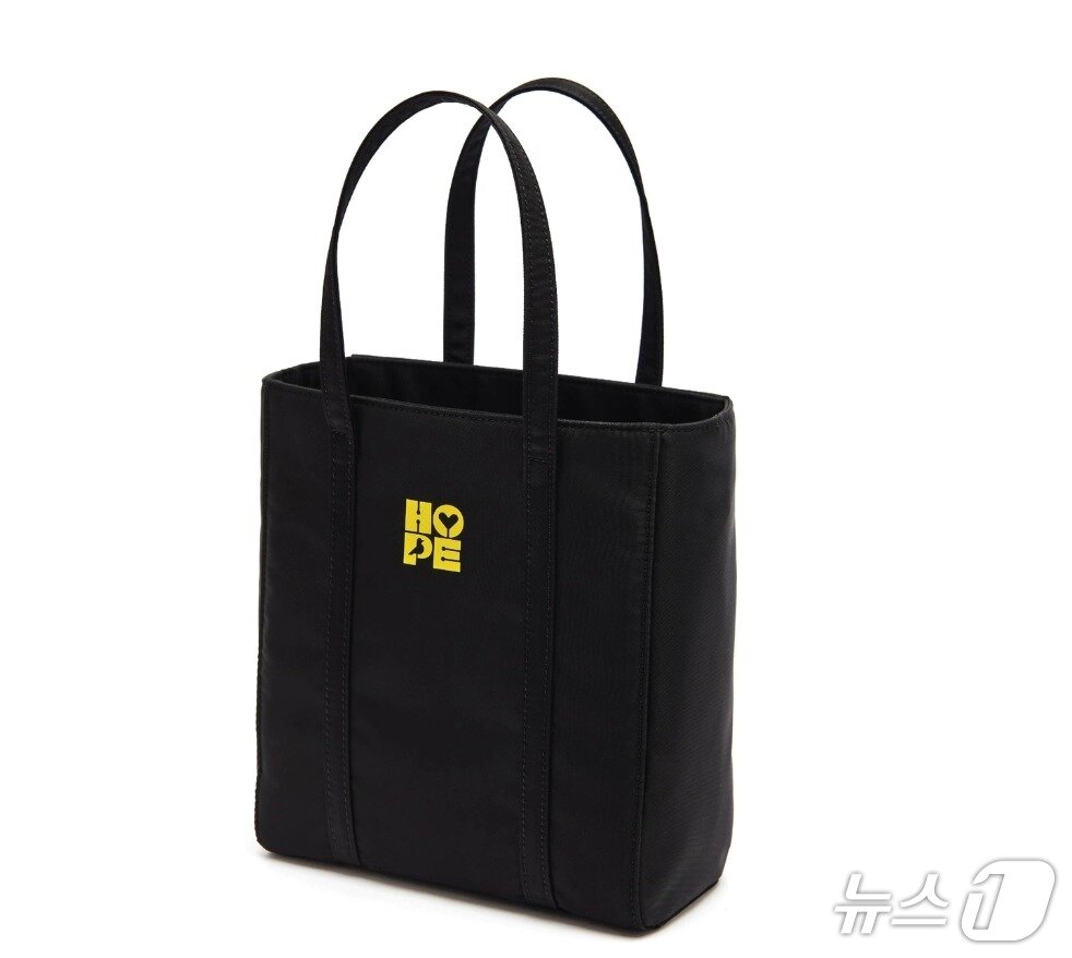 본문 이미지 - 윤석열 전 대통령 부인 김건희 여사가 서울 종로구 KT광화문빌딩 웨스트에 마련된 특검팀에 피의자 신분으로 출석하며 든 빌리언템 브랜드의 &#39;홉 토트백&#39;. 빌리언템 홈페이지 캡처