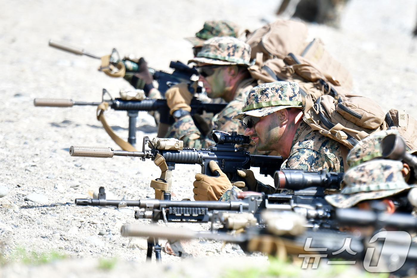 (포항=뉴스1) 최창호 기자 = 6일 경북 포항시 북구 송라면 해안에서 실시된 2025 한미 해병대 상륙훈련에서 해안에 상륙한 미 해병대원들이 가상의 적군과 교전을 준비하고 있다. …