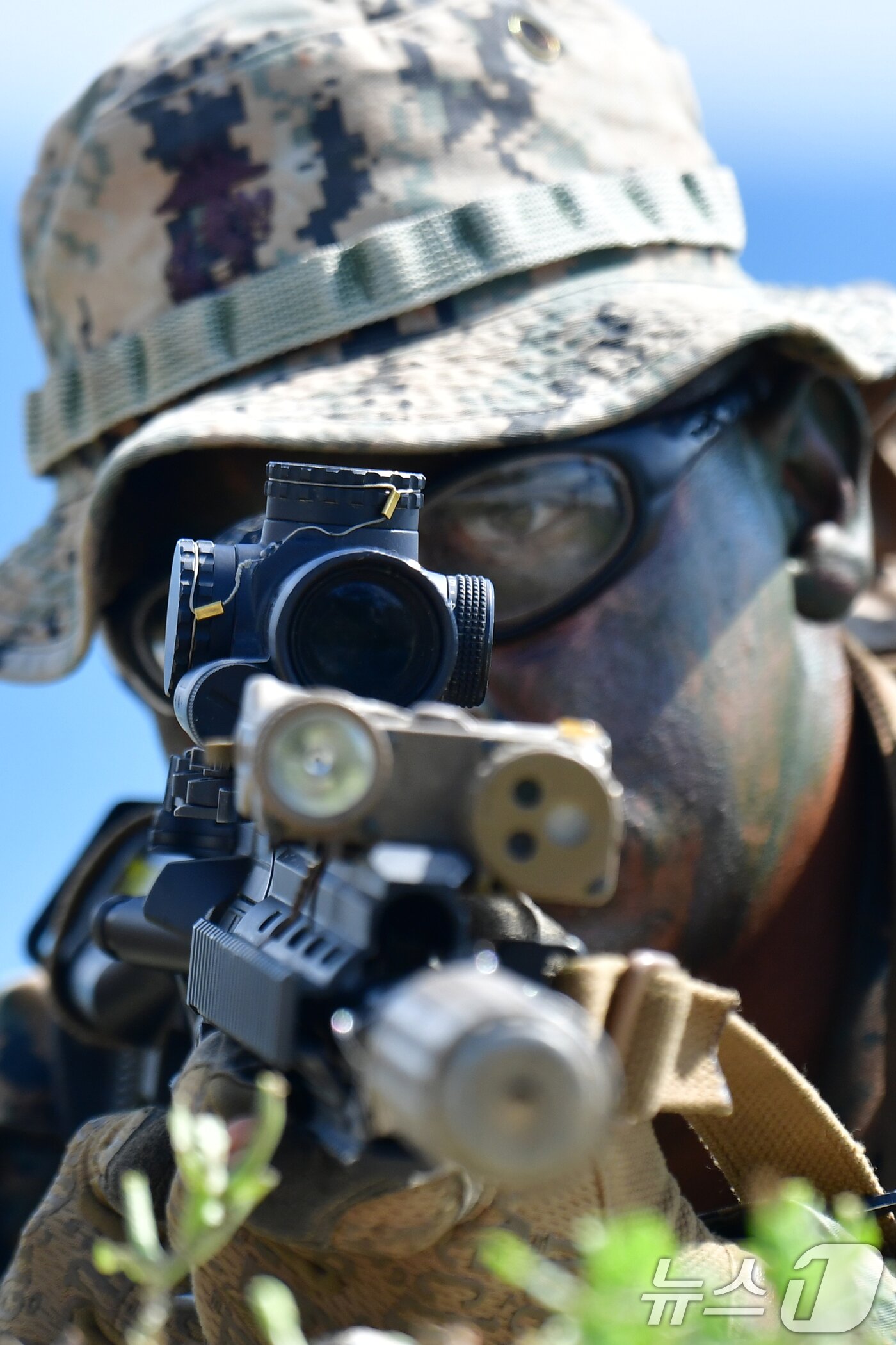 본문 이미지 - 6일 경북 포항시 북구 송라면 해안에서 실시된 2025 한미 해병대 상륙훈련에서 해안에 상륙한 미 해병대원들이 가상의 적군과 교전을 준비하고 있다. 2025.8.6/뉴스1 ⓒ News1 최창호 기자