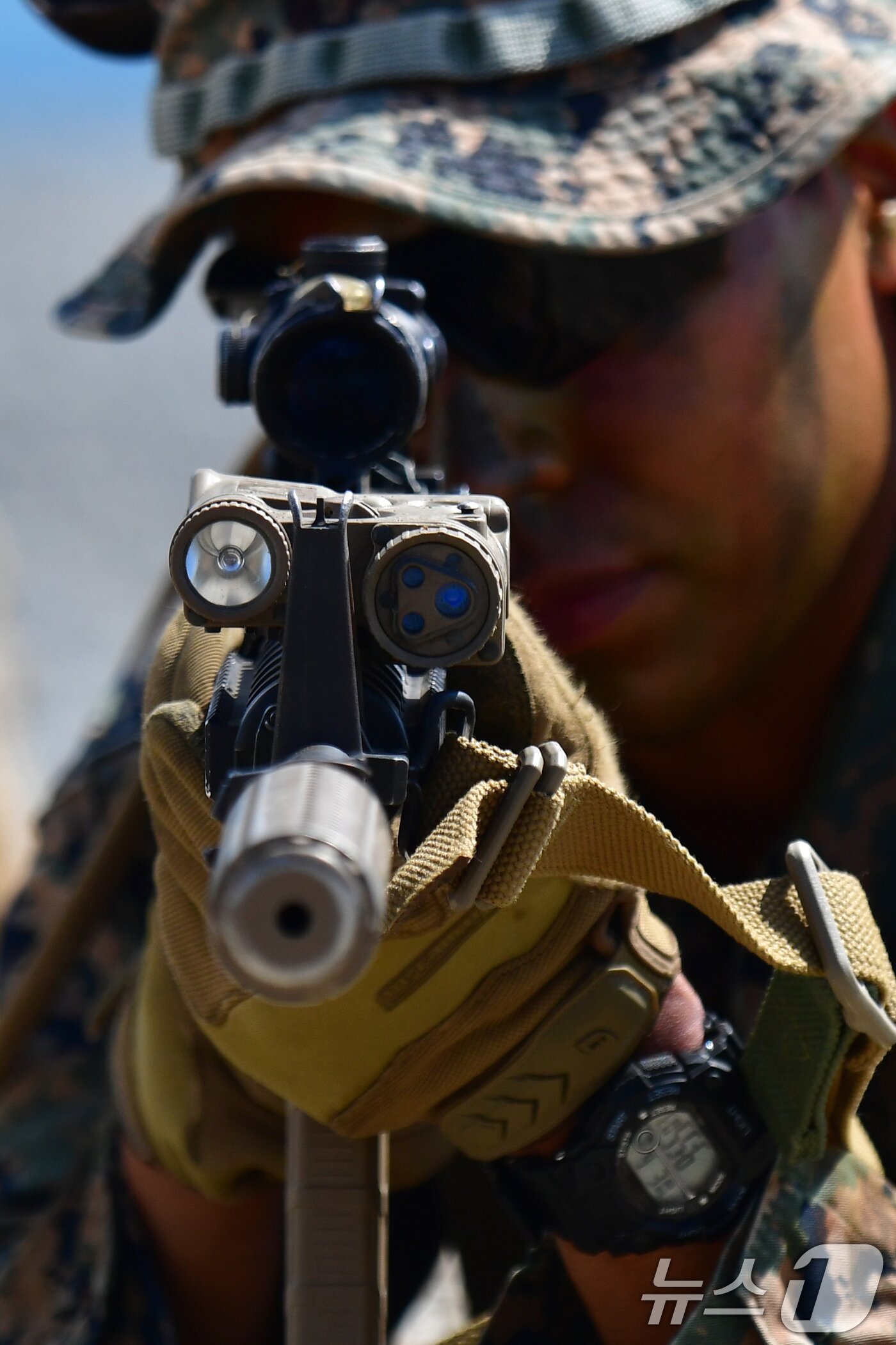 본문 이미지 - 6일 경북 포항시 북구 송라면 해안에서 실시된 2025 한미 해병대 상륙훈련에서 해안에 상륙한 미 해병대원들이 적진을 정조준하고 있다. 2025.8.6/뉴스1 ⓒ News1 최창호 기자
