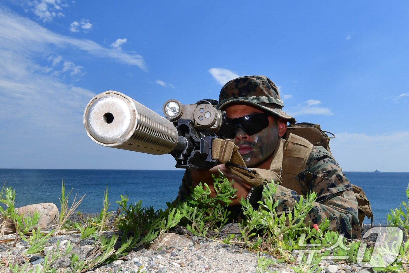 본문 이미지 - 6일 경북 포항시 북구 송라면 해안에서 실시된 2025 한미 해병대 상륙훈련에서 해안에 상륙한 미 해병대원들이 가상의 적군을 정조준하고 있다. 2025.8.6/뉴스1 ⓒ News1 최창호 기자