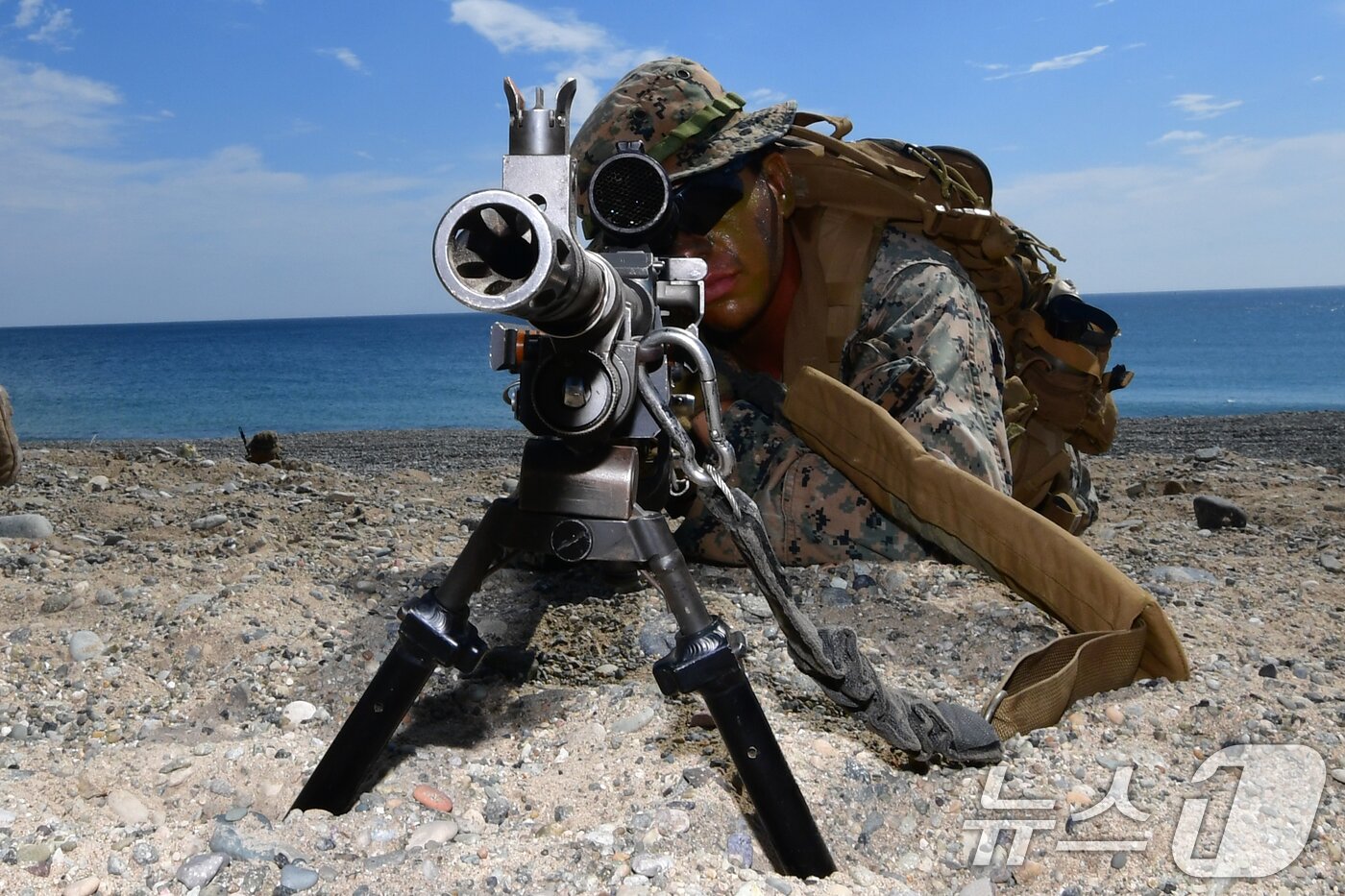 본문 이미지 - 6일 경북 포항시 북구 송라면 해안에서 실시된 2025 한미 해병대 상륙훈련에서 해안에 상륙한 미 해병대원들이 가상의 적군과 교전을 준비하고 있다. 2025.8.6/뉴스1 ⓒ News1 최창호 기자