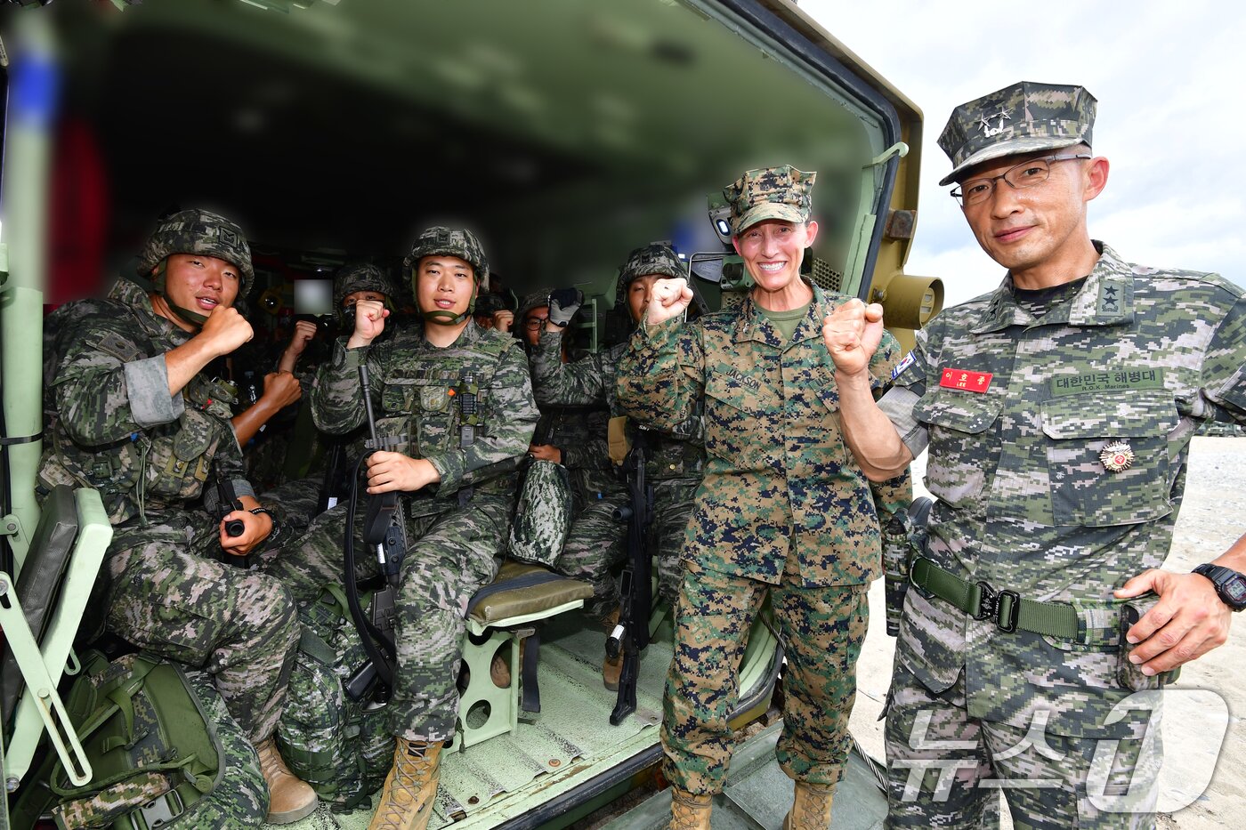 본문 이미지 - 발레리 잭슨 주한 미해병대 사령관이 이호종 해병대 1사단장과 함께 6일 경북 포항시 북구 송라면 해안에서 실시된 2025 한미 해병대 상륙훈련에서 한국 해병대원과 파이팅하고 있다. 2025.8.6/뉴스1 ⓒ News1 최창호 기자