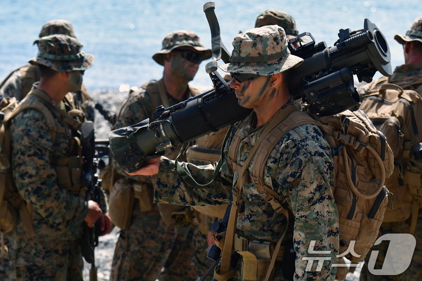 본문 이미지 - 6일 경북 포항시 북구 송라면 해안에서 실시된 2025 한미 해병대 상륙훈련에서 대전차 유도미사일을 든 미 헤병대원들이 해안으로 이동하고 있다. 2025.8.6/뉴스1 ⓒ News1 최창호 기자