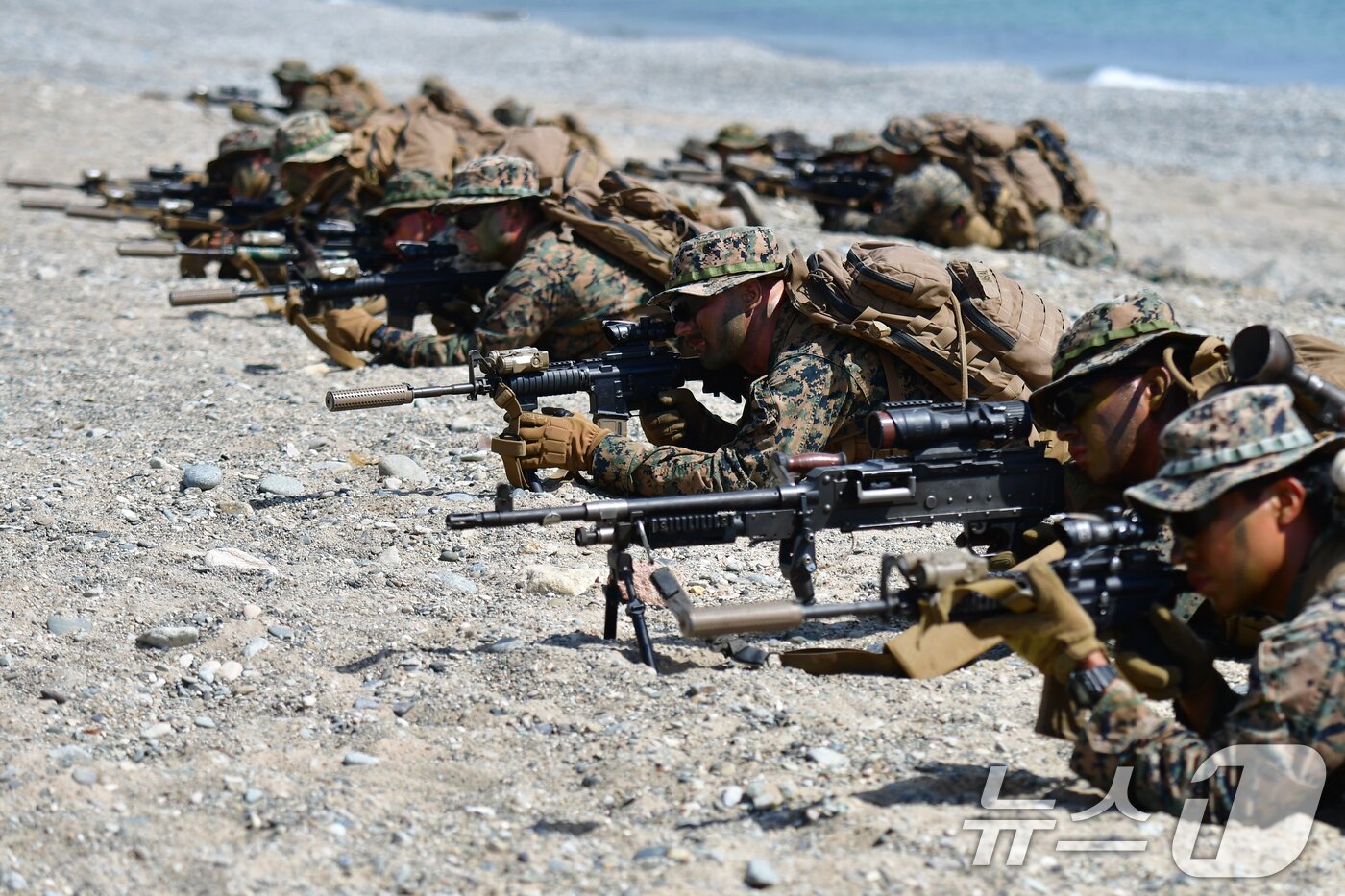 본문 이미지 - 6일 경북 포항시 북구 송라면 해안에서 실시된 2025 한미 해병대 상륙훈련에서 미 해병대원들이 가상의 적과 교전을 준비하고 있다. 2025.8.6/뉴스1 ⓒ News1 최창호 기자