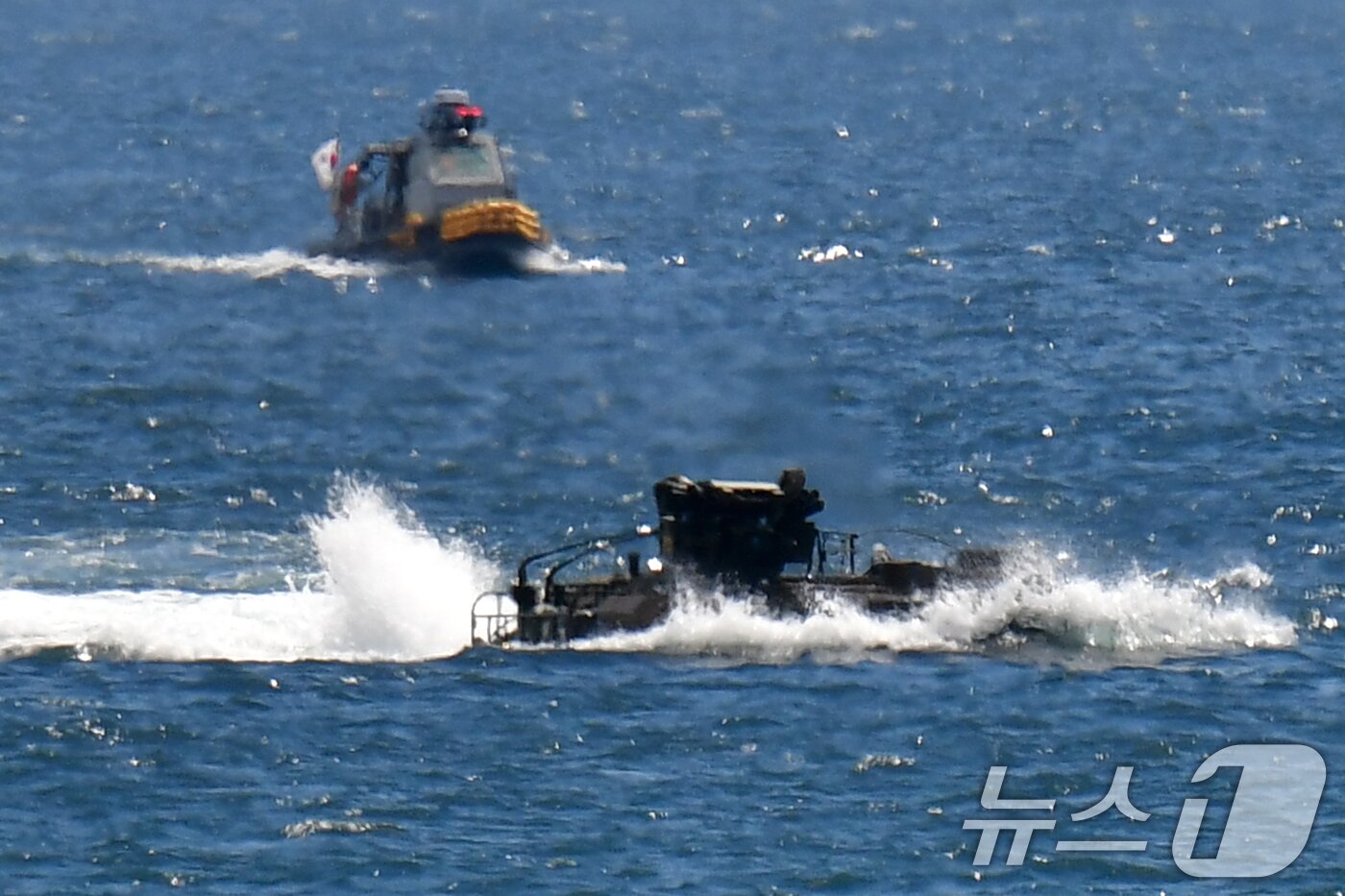 본문 이미지 - 6일 경북 포항시 북구 송라면 해안에서 실시된 2025 한미 해병대 상륙훈련에서 한국형상륙돌격장갑차&#40;KAAV&#41;부대가 파도를 뚫고 해안 돌격하고 있다. 2025.8.6/뉴스1 ⓒ News1 최창호 기자