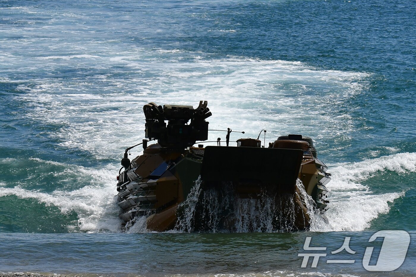 본문 이미지 - 6일 경북 포항시 북구 송라면 해안에서 실시된 2025 한미 해병대 상륙훈련에서 한국형상륙돌격장갑차&#40;KAAV&#41;부대가 해안으로 돌격하고 있다. 2025.8.6/뉴스1 ⓒ News1 최창호 기자