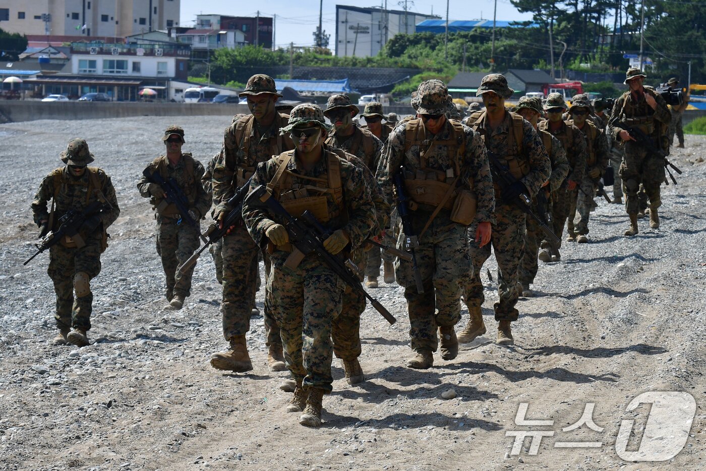 본문 이미지 - 6일 경북 포항시 북구 송라면 해안에서 실시된 2025 한미 해병대 상륙훈련에서 해안두보를 확보한 미 해병대원들이 작전 지역으로 이동하고 있다.  2025.8.6/뉴스1 ⓒ News1 최창호 기자