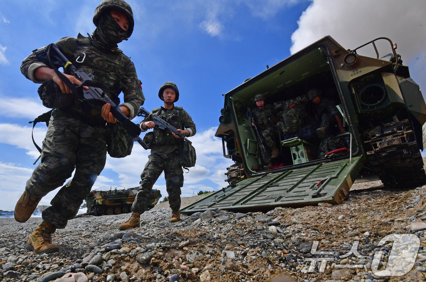 본문 이미지 - 6일 경북 포항시 북구 송라면 해안에서 실시된 2025 한미 해병대 상륙훈련에서 한국 해병대원들이 한국형상륙돌격장갑차&#40;KAAV&#41;를 타고 해안에 상륙하고 있다. 2025.8.6/뉴스1 ⓒ News1 최창호 기자
