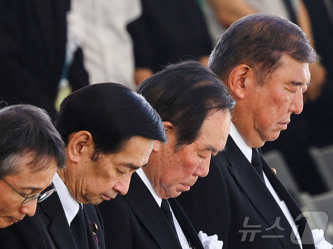 (히로시마 로이터=뉴스1) 최종일 선임기자 = 일본 히로시마 원폭 투하가 80년을 맞은 6일 히로시아의 평화공원에서 평화기념식이 거행됐다. 사진은 묵념하는 이시바 시게루 총리(맨우 …