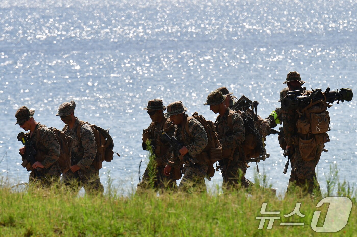 본문 이미지 - 6일 경북 포항시 북구 송라면 해안에서 실시된 2025 한미 해병대 상륙훈련에서 미해병대원들이 해안두보를 확보하고 있다. 2025.8.6/뉴스1 ⓒ News1 최창호 기자