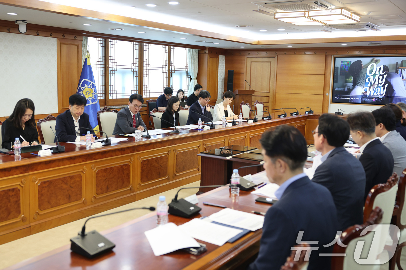 (서울=뉴스1) 임세영 기자 = 김민석 국무총리가 6일 서울 종로구 정부서울청사에서 열린 관광 활성화 미니정책 TF 회의에서 모두발언을 하고 있다. (총리실 제공, 재판매 및 DB …