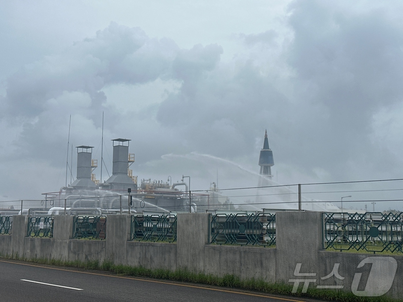 (인천=뉴스1) 박소영 기자 = 6일 낮 12시 35분쯤 인천 연수구 송도동 신항 E1가스기지에서 LP가스가 누출됐다는 119 신고가 접수됐다.(인천소방본부 제공. 재배포 및 DB …