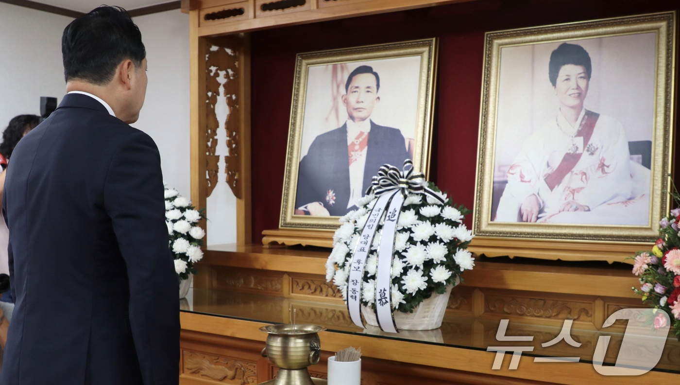 (구미=뉴스1) 정우용 기자 = 장동혁 국민의힘 당대표 후보가 6일 경북 구미 박정희 대통령 생가를 찾아 추모관에서 분향하고 있다. 장 후보는 "새마을운동 중흥, 그 뒤를 이어 다 …