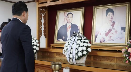 박정희 영정에 분향하는 장동혁
