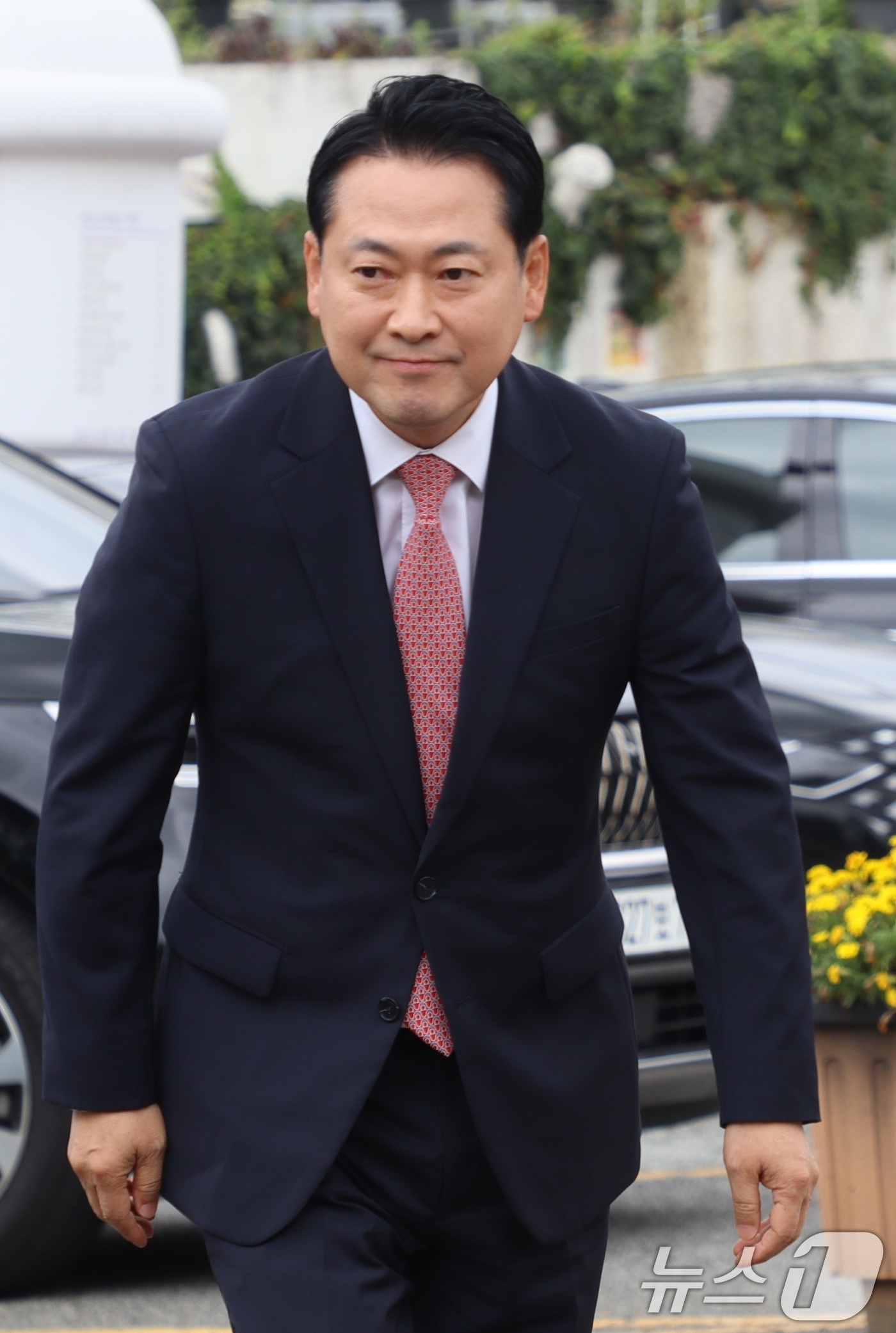 (구미=뉴스1) 정우용 기자 = 장동혁 국민의힘 당대표 후보가 6일 경북 구미 박정희 대통령 생가를 찾아 추모관으로 향하고 있다. 장 후보는 "새마을운동 중흥, 그 뒤를 이어 다시 …