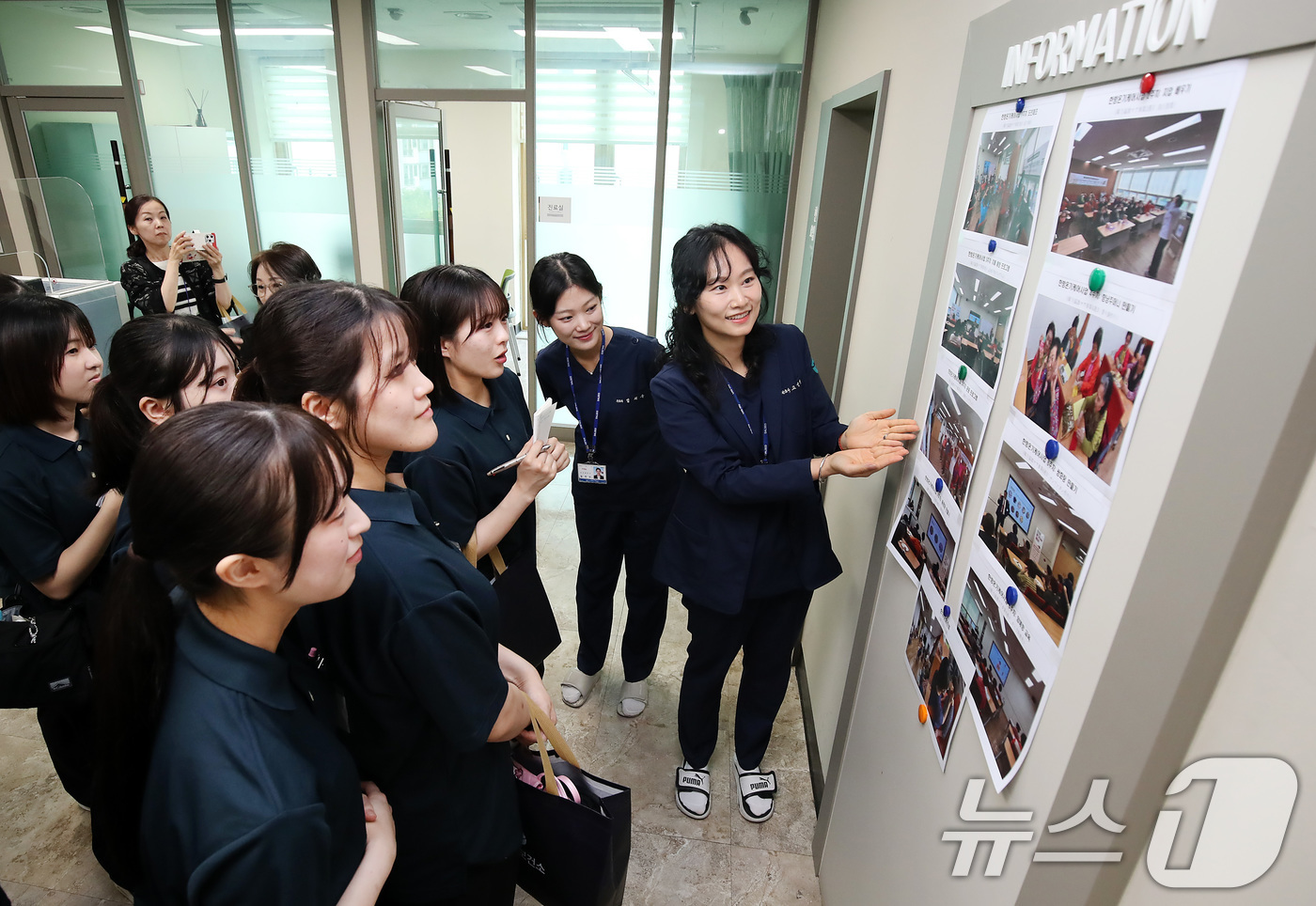 (대구=뉴스1) 공정식 기자 = 계명대학교 교환학생 프로그램에 참여한 일본 후쿠오카대학교 간호학과 학생들이 6일 오전 대구 달서구보건소를 찾아 한방진료실 프로그램에 대한 설명을 듣 …
