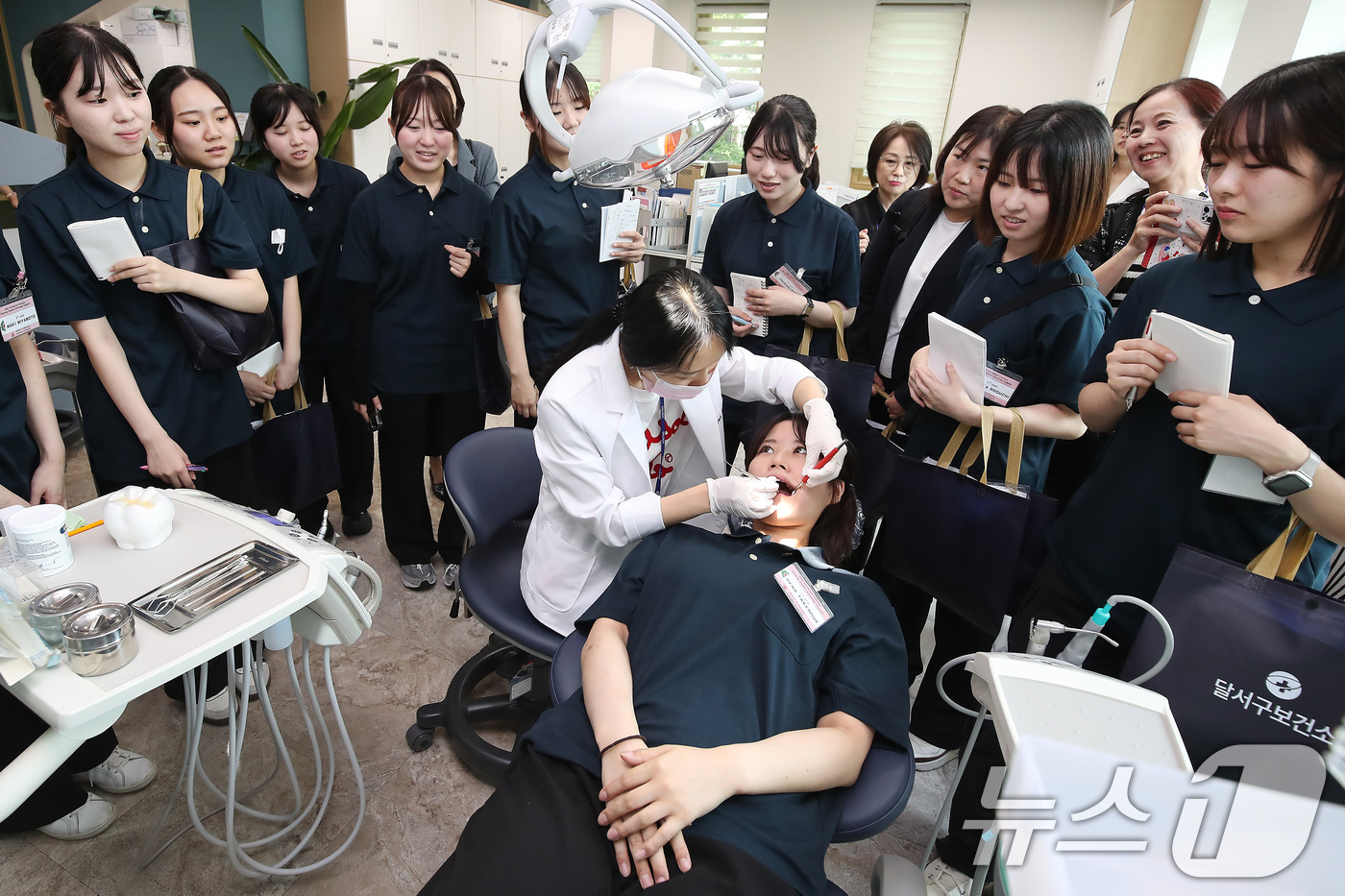 (대구=뉴스1) 공정식 기자 = 계명대학교 교환학생 프로그램에 참여한 일본 후쿠오카대학교 간호학과 학생들이 6일 오전 대구 달서구보건소를 찾아 구강보건실에서 치아 홈메우기 체험을 …