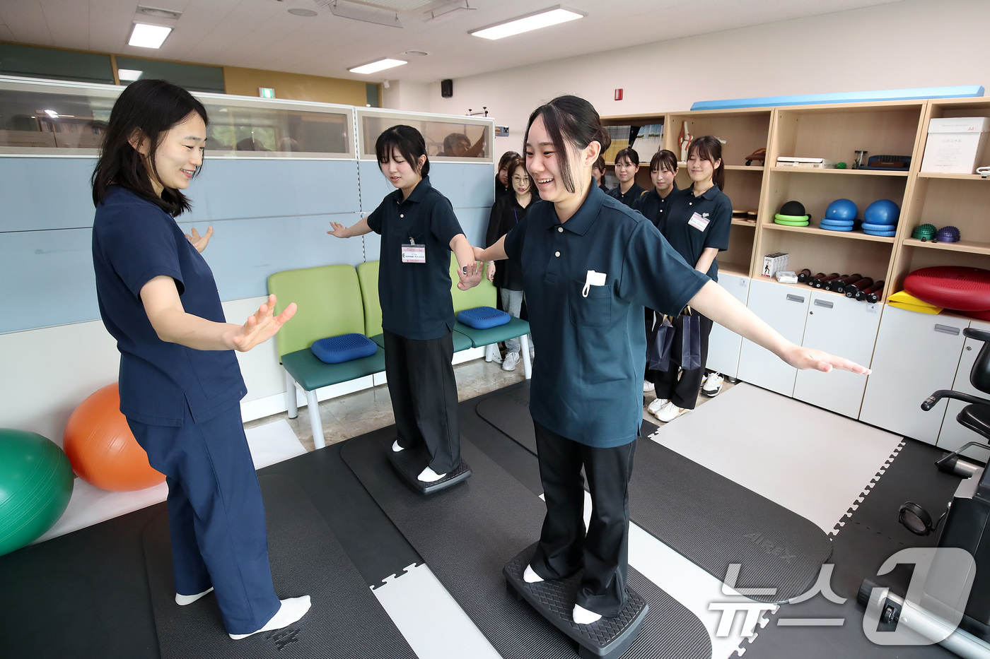 (대구=뉴스1) 공정식 기자 = 계명대학교 교환학생 프로그램에 참여한 일본 후쿠오카대학교 간호학과 학생들이 6일 오전 대구 달서구보건소를 찾아 물리치료실에서 코어근육 강화 체험을 …