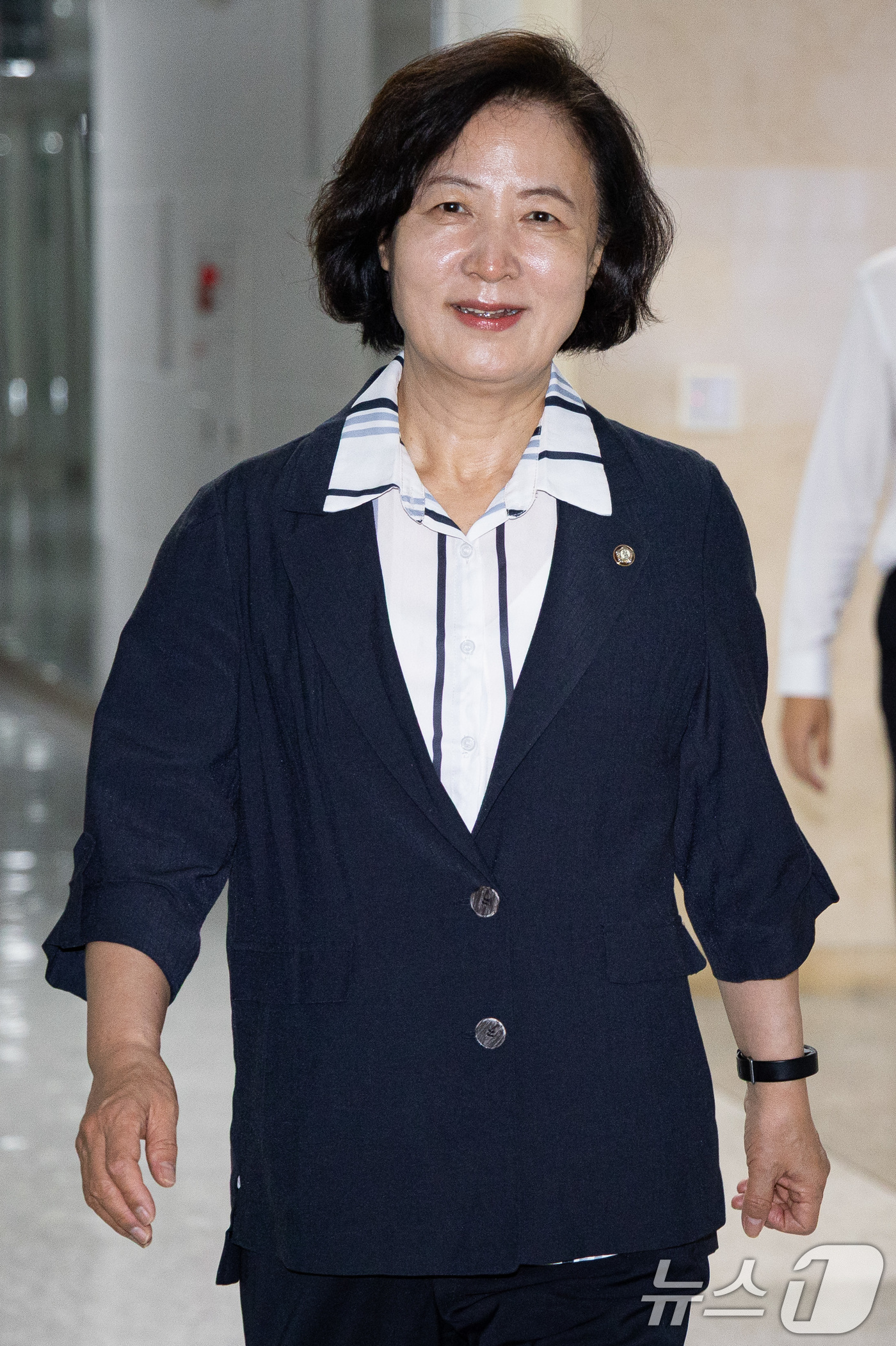 (서울=뉴스1) 유승관 기자 = 국회 법제사법위원장에 내정된 추미애 더불어민주당 의원이 6일 서울 여의도 국회 의원회관 사무실로 들어서고 있다.김병기 원내대표는 이날 최고위원회의에 …