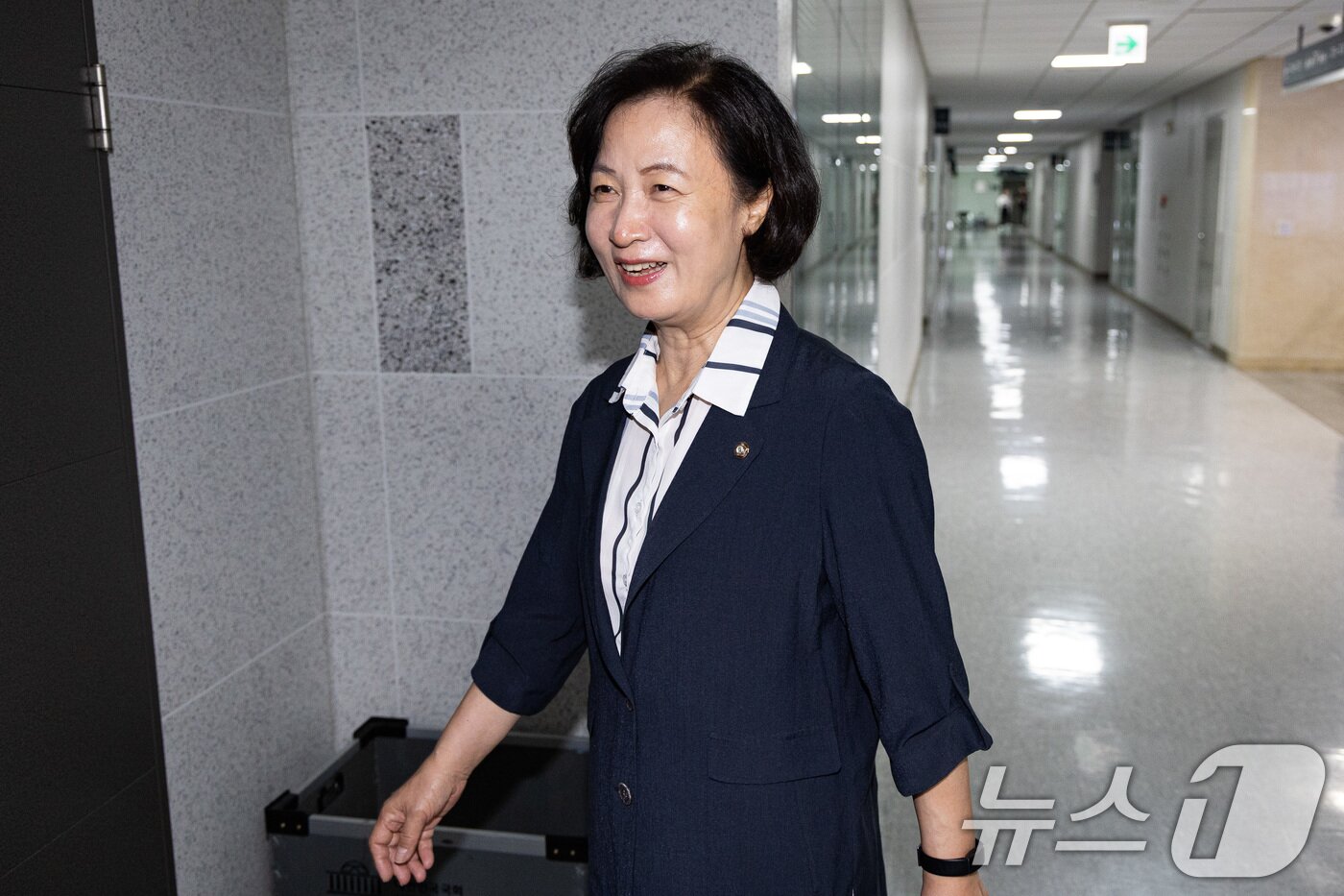 본문 이미지 - 국회 법제사법위원장에 내정된 추미애 더불어민주당 의원이 6일 서울 여의도 국회 의원회관 사무실로 들어서고 있다. 2025.8.6/뉴스1 ⓒ News1 유승관 기자