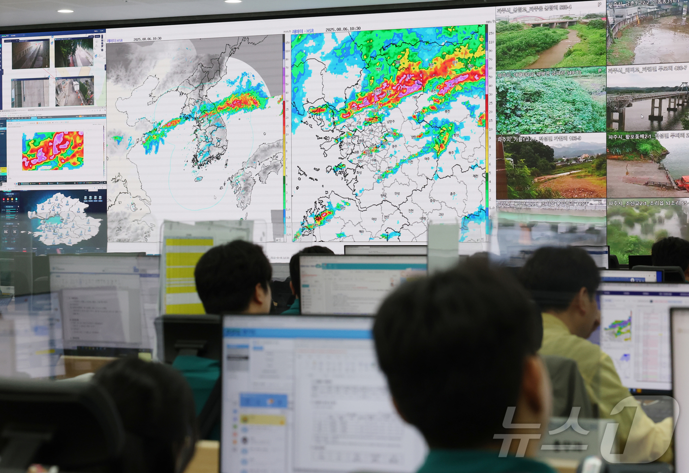 (수원=뉴스1) 김영운 기자 = 경기도 전 지역에 많은 비가 내릴 것으로 예상됨에 따라 경기도가 6일 새벽 3시부터 비상 1단계 발령하는 등 사전대응에 나선 가운데 사진은 이날 오 …