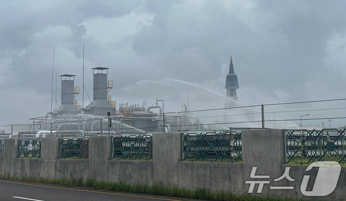 (인천=뉴스1) 박소영 기자 = 6일 낮 12시 35분쯤 인천 연수구 송도동 신항 E1가스기지에서 LP가스가 누출됐다는 119 신고가 접수됐다.(인천소방본부 제공. 재배포 및 DB …