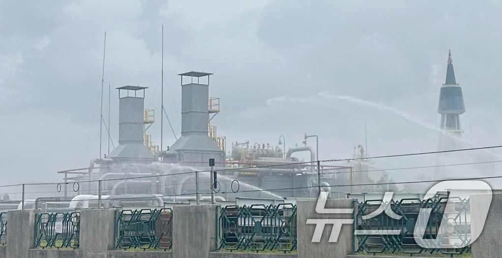 (인천=뉴스1) 박소영 기자 = 6일 낮 12시 35분쯤 인천 연수구 송도동 신항 E1가스기지에서 LP가스가 누출됐다는 119 신고가 접수됐다.(인천소방본부 제공. 재배포 및 DB …