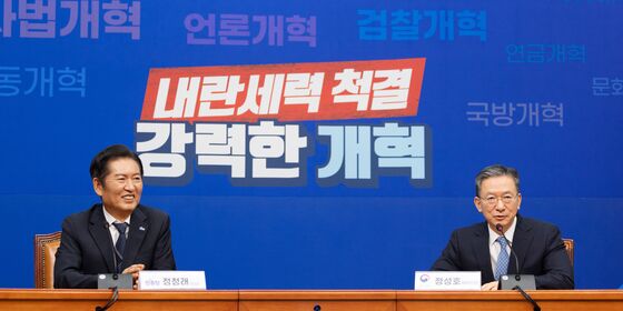 정성호 법무부 장관 발언에 미소 짓는 정청래 대표