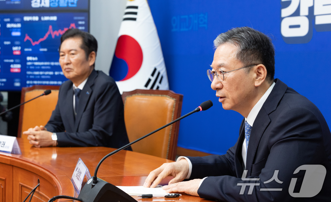 (서울=뉴스1) 이승배 기자 = 정성호 법무부 장관이 6일 서울 여의도 국회 더불어민주당 당대표 회의실에서 정청래 대표를 예방하며 발언하고 있다. 2025.8.6/뉴스1