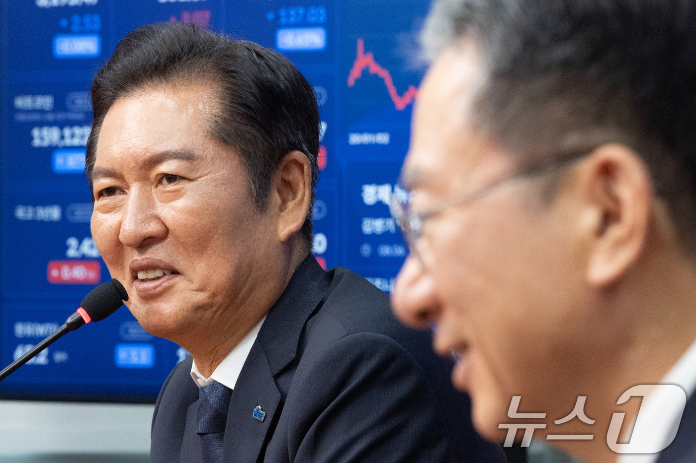 (서울=뉴스1) 이승배 기자 = 정청래 더불어민주당 대표가 6일 서울 여의도 국회 당대표 회의실에서 정성호 법무부장관을 접견하고 있다. 2025.8.6/뉴스1