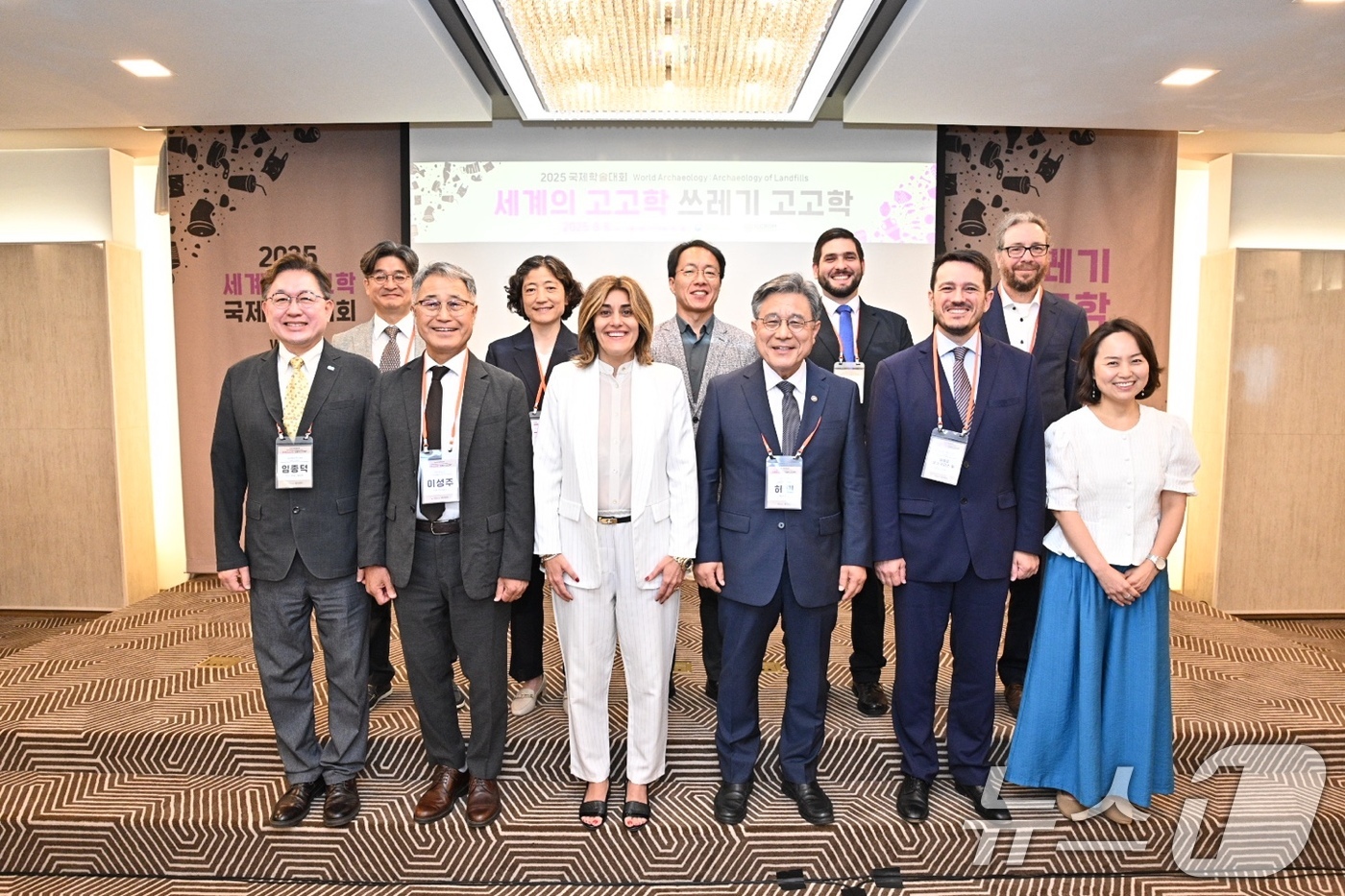 (서울=뉴스1) = 허민 국가유산청장이 6일 서울 중구 프레지던트 호텔에서 개최된 국립문화유산연구원의 '세계의 고고학 : 쓰레기 고고학' 국제학술대회에서 아루나 프란체스카 마리아 …