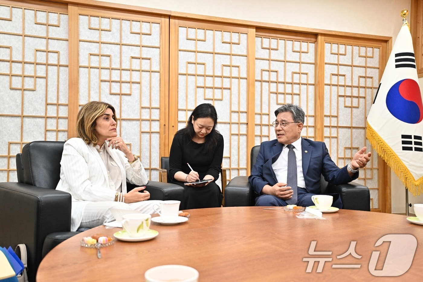 (서울=뉴스1) = 허민 국가유산청장이 6일 서울 종로구 국립고궁박물관에서 아루나 프란체스카 마리아 구즈랄 국제문화유산보존복구연구센터(ICCROM, 이크롬) 사무총장과 환담을 나누 …