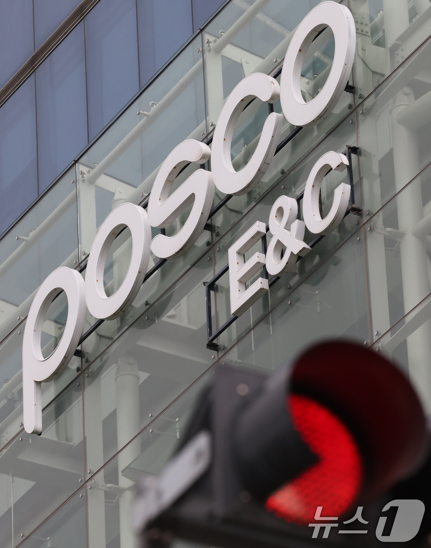 (인천=뉴스1) 장수영 기자 = 6일 인천 연수구 송도국제도시에 위치한 포스코이앤씨 송도사옥 앞 신호등에 빨간불이 켜져 있다.이재명 대통령은 이날 포스코이앤씨 공사 현장에서 잇따라 …