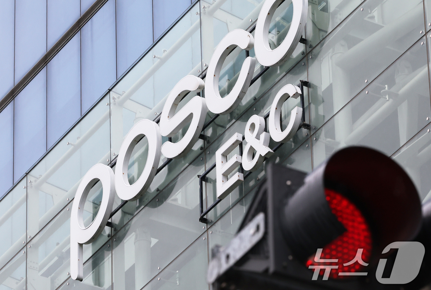 (인천=뉴스1) 장수영 기자 = 6일 인천 연수구 송도국제도시에 위치한 포스코이앤씨 송도사옥 앞 신호등에 빨간불이 켜져 있다.이재명 대통령은 포스코이앤씨 공사 현장에서 잇따라 인명 …